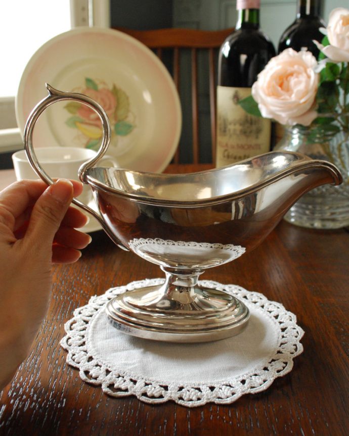 アンティーク シルバー製　アンティーク雑貨　英国輸入の銀食器、アンティークシルバーのソースボート。持ち手もしっかり付いています昔と同じようにソースを入れて使うのはもちろん使い方は自由自在。(k-1972-z)