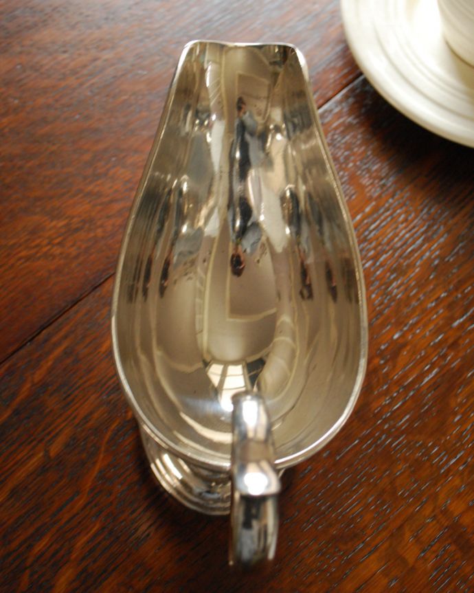 アンティーク シルバー製　アンティーク雑貨　英国輸入の銀食器、アンティークシルバーのソースボート。上から見るとこんな感じですアンティークなので多少のキズやカケがある場合はありますが、使用上問題はありませんのでご了承下さい。(k-1972-z)