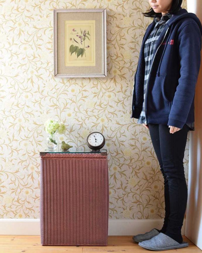 ロイドルーム　アンティーク家具　イギリス輸入のアンティークの家具、テーブルに使えるロイドルームのランドリーボックス。実は紙で作られた丈夫なボックスパッと見た目は籐に見えるロイドルームボックス。(k-1973-f)