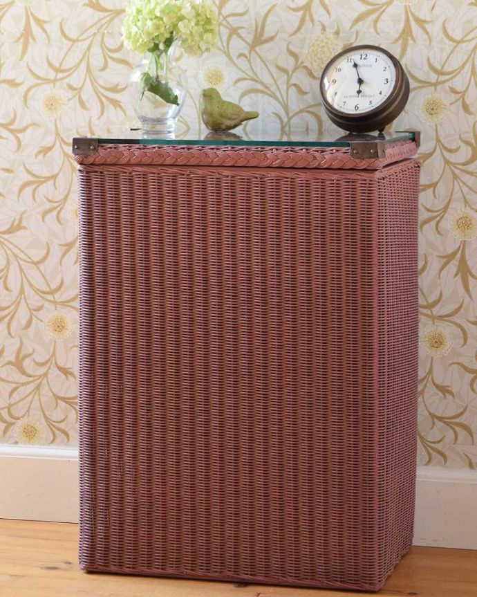 ロイドルーム　アンティーク家具　イギリス輸入のアンティークの家具、テーブルに使えるロイドルームのランドリーボックス。お部屋の挿し色にロイドルームは色も特長的。(k-1973-f)