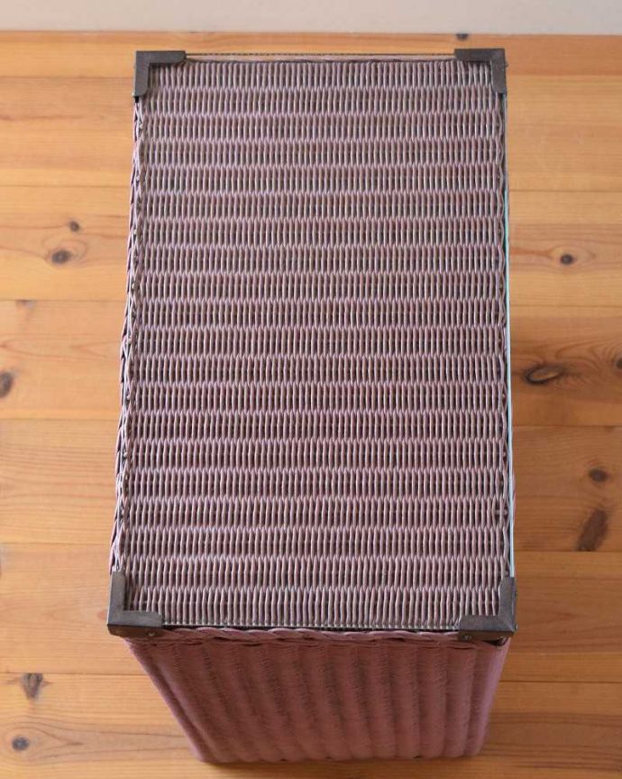 ロイドルーム　アンティーク家具　イギリス輸入のアンティークの家具、テーブルに使えるロイドルームのランドリーボックス。天板も使えます天板にものを乗せて使うことも出来ます。(k-1973-f)