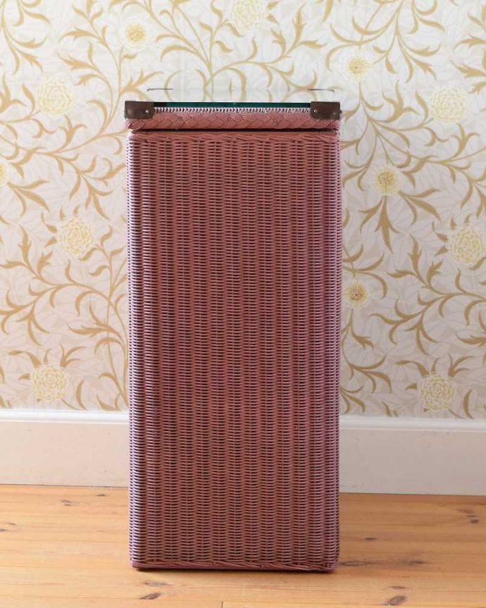 ロイドルーム　アンティーク家具　イギリス輸入のアンティークの家具、テーブルに使えるロイドルームのランドリーボックス。横から見てもキレイですもちろん、横顔だってキレイ！どこから見ても絵になります。(k-1973-f)