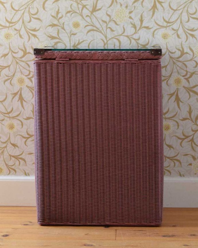 ロイドルーム　アンティーク家具　イギリス輸入のアンティークの家具、テーブルに使えるロイドルームのランドリーボックス。後ろ姿も見て下さい。(k-1973-f)