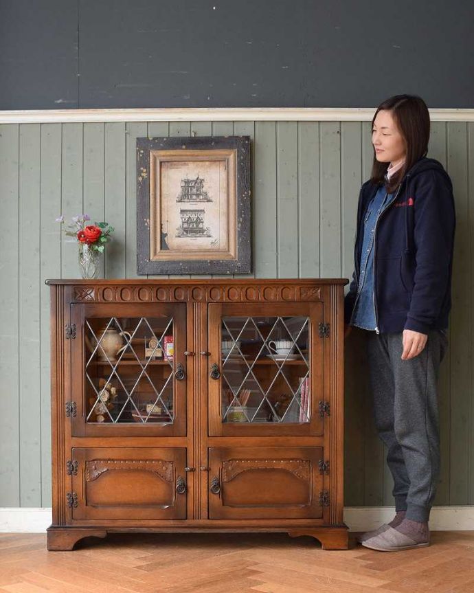 アンティークのキャビネット　アンティーク家具　飾り棚にもなるアンティークの英国家具、上品なデザインのオーク材ブックケース（本棚）。ステンドグラスの扉が美しいキャビネット扉がステンドグラスになっているから、キャビネットとステンドグラスの両方を一気に手に入れることが出来ちゃうんです。(k-1974-f)