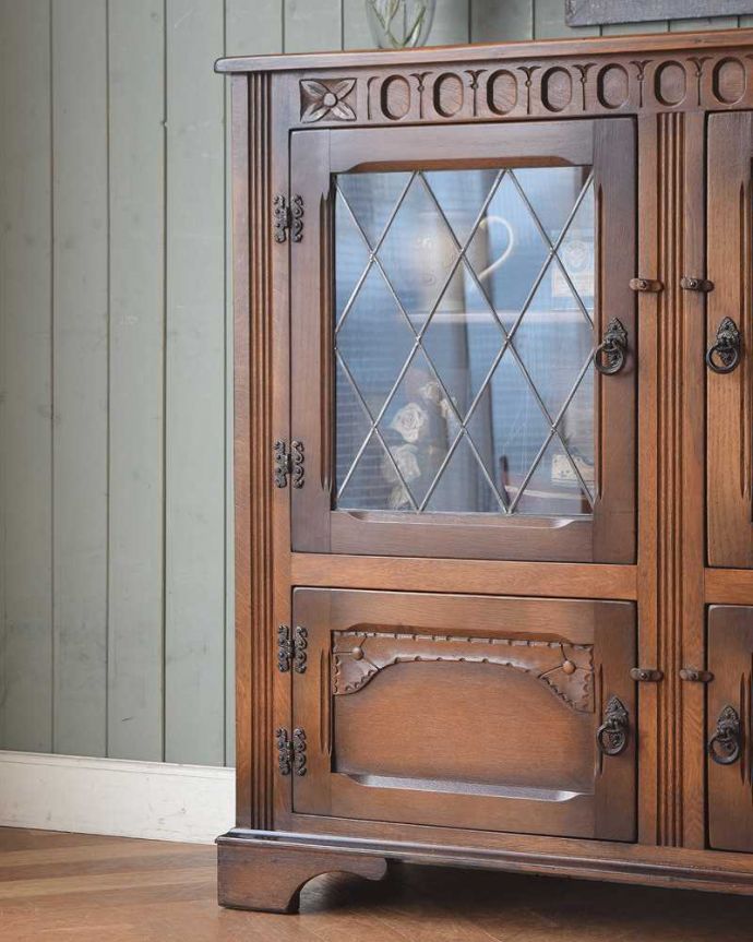 アンティークのキャビネット　アンティーク家具　飾り棚にもなるアンティークの英国家具、上品なデザインのオーク材ブックケース（本棚）。まずはステンドグラスの模様を楽しみましょう現代のように機械が発達していない時代に作られたステンドグラス。(k-1974-f)