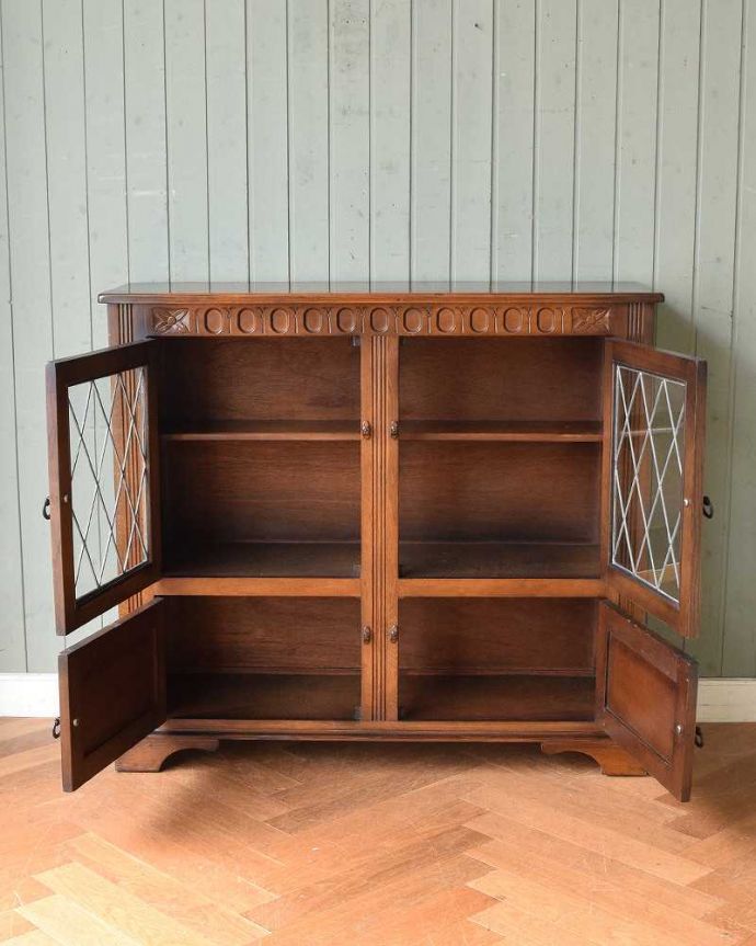 アンティークのキャビネット　アンティーク家具　飾り棚にもなるアンティークの英国家具、上品なデザインのオーク材ブックケース（本棚）。扉を開けた内側はこんな感じですキャビネットの中も職人がキレイに修復して仕上げたのでキレイです。(k-1974-f)