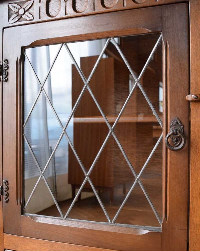 アンティークのキャビネット　アンティーク家具　飾り棚にもなるアンティークの英国家具、上品なデザインのオーク材ブックケース（本棚）。アンティークのガラスの美しさステンドグラス越しに中をのぞいてみると、なんだかそれだけでステキに見えちゃう。(k-1974-f)