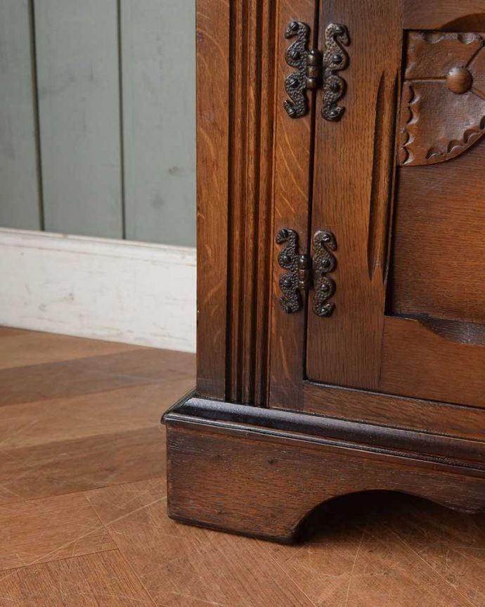 アンティークのキャビネット　アンティーク家具　飾り棚にもなるアンティークの英国家具、上品なデザインのオーク材ブックケース（本棚）。女性１人でもラクに運べちゃうヒミツHandleのアンティークは、脚の裏にフェルトキーパーをお付けしているので、床を滑らせれば女性でも移動がカンタンに出来ます！ご安心下さい。(k-1974-f)