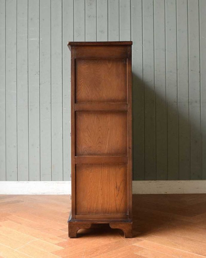 アンティークのキャビネット　アンティーク家具　飾り棚にもなるアンティークの英国家具、上品なデザインのオーク材ブックケース（本棚）。横から見てもステキもちろん横もキレイに修復していますので、横顔だって美しいんです。(k-1974-f)