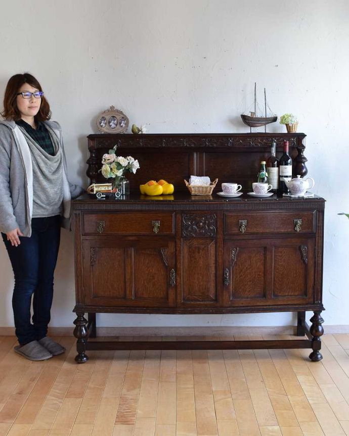 サイドボード　アンティーク家具　英国のカッコイイアンティーク家具、美しいオーク材の木製サイドボード。英国アンティーク家具らしい重厚なオトナの美しさ重厚感のあるドッシリとした雰囲気の彫がたっぷり入ったサイドボード、もともとはダイニングでサーブ用に使われていた家具です。(k-1975-f)