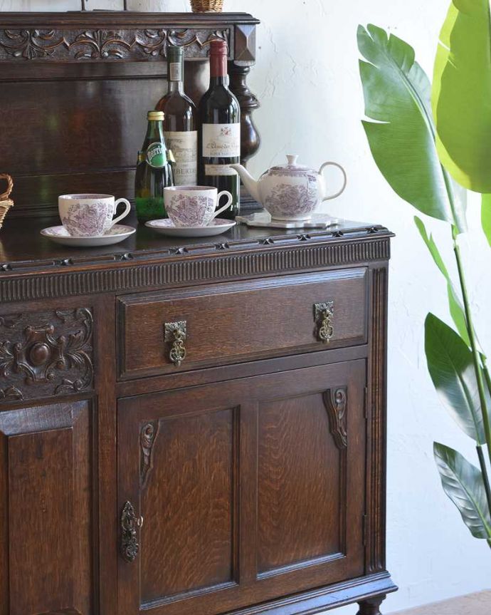 サイドボード　アンティーク家具　英国のカッコイイアンティーク家具、美しいオーク材の木製サイドボード。やっぱり魅力は英国らしい彫まだ機械が発達していない時代に、こんなに堅い木材をどうやって加工したんだろう？って不思議になるくらい細かい彫。(k-1975-f)