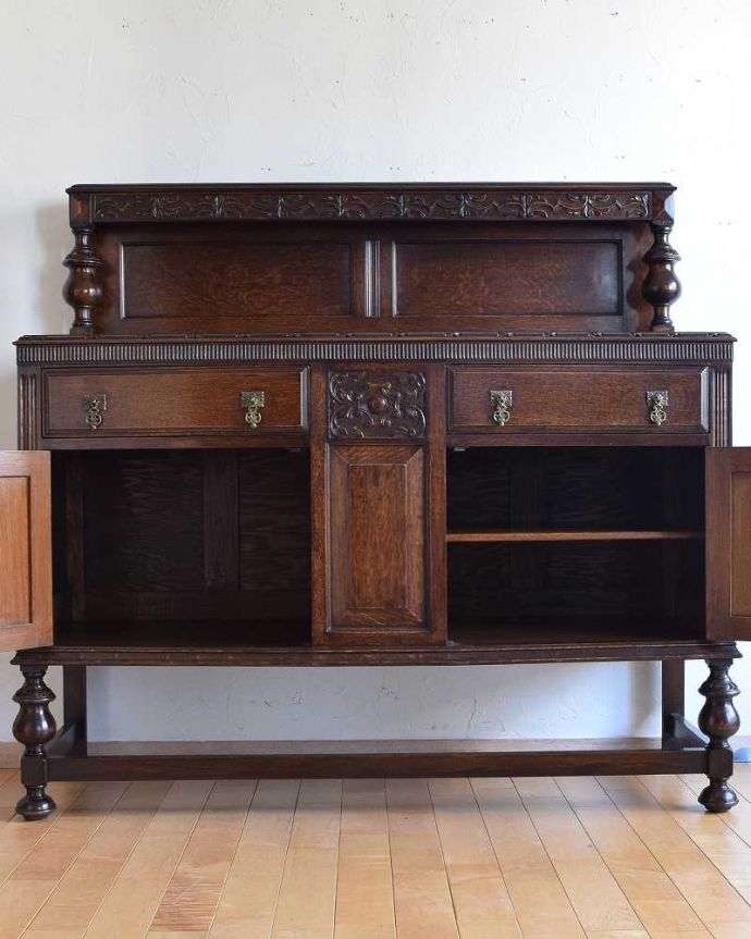 サイドボード　アンティーク家具　英国のカッコイイアンティーク家具、美しいオーク材の木製サイドボード。扉の奥にはたっぷりの収納。(k-1975-f)