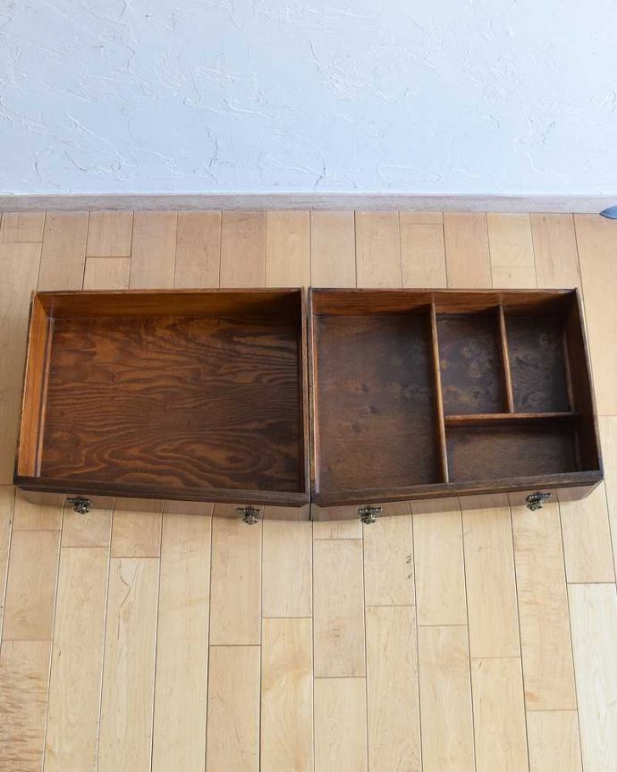 サイドボード　アンティーク家具　英国のカッコイイアンティーク家具、美しいオーク材の木製サイドボード。引き出しの中もキレイに修復しましたもともとカトラリーを入れて使っていた引き出し。(k-1975-f)