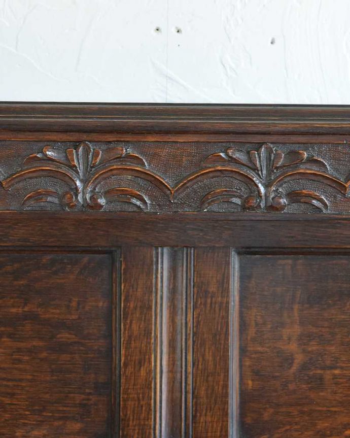 サイドボード　アンティーク家具　英国のカッコイイアンティーク家具、美しいオーク材の木製サイドボード。至る所に繊細な彫いろんな彫のデザインがありますが、個人的に美しいと思える女性らしく優雅なデザインを選んできました。(k-1975-f)
