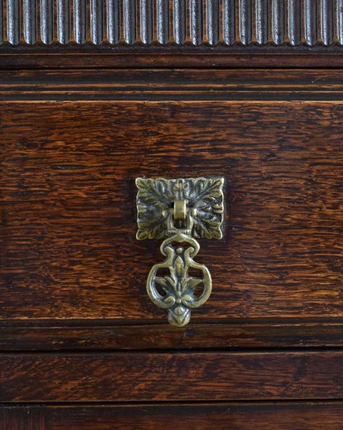 サイドボード　アンティーク家具　英国のカッコイイアンティーク家具、美しいオーク材の木製サイドボード。取っ手にまでアンティークらしさ時間の流れが感じられる凝ったデザインの味わい深い取っ手。(k-1975-f)