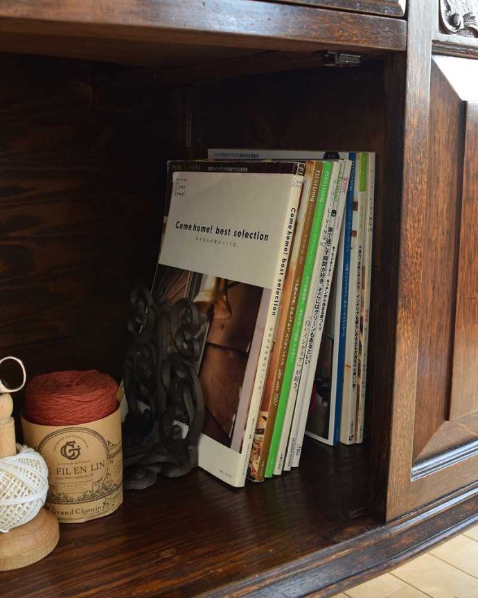 サイドボード　アンティーク家具　英国のカッコイイアンティーク家具、美しいオーク材の木製サイドボード。扉の中は収納たっぷりA4サイズの雑誌までしっかり収納出来ちゃう大きさ。(k-1975-f)