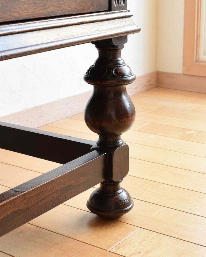 サイドボード　アンティーク家具　英国のカッコイイアンティーク家具、美しいオーク材の木製サイドボード。女性1人でラクラク運べちゃう仕掛けHandleのアンティークは、脚の裏にフェルトキーパーをお付けしています。(k-1975-f)