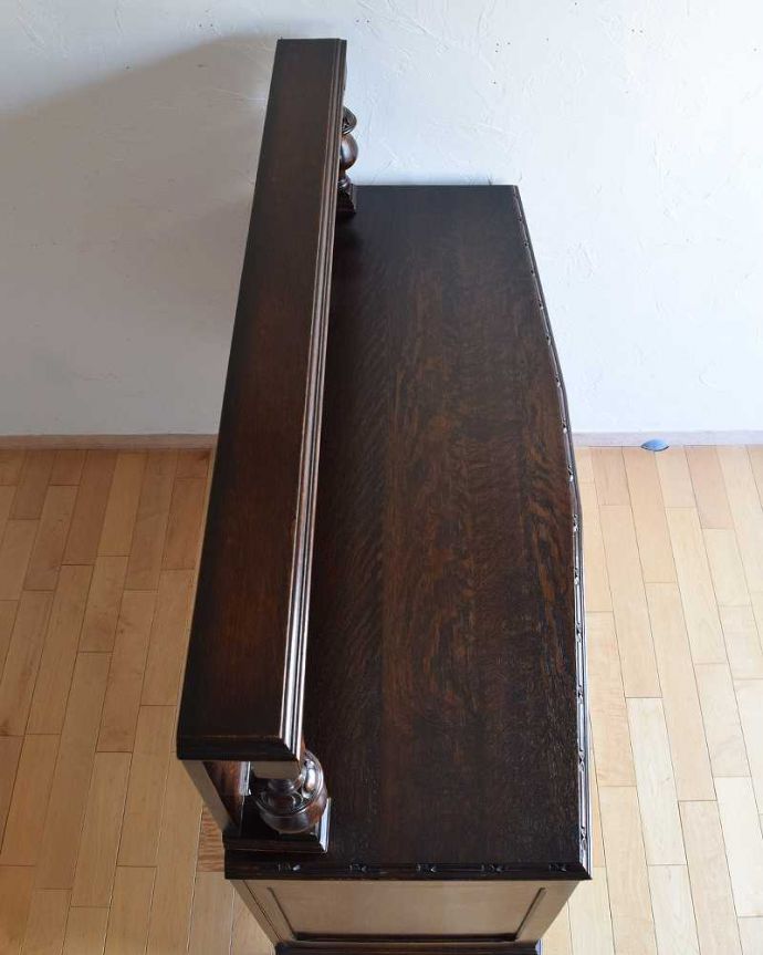 サイドボード　アンティーク家具　英国のカッコイイアンティーク家具、美しいオーク材の木製サイドボード。上から見てるとこんな感じです。(k-1975-f)