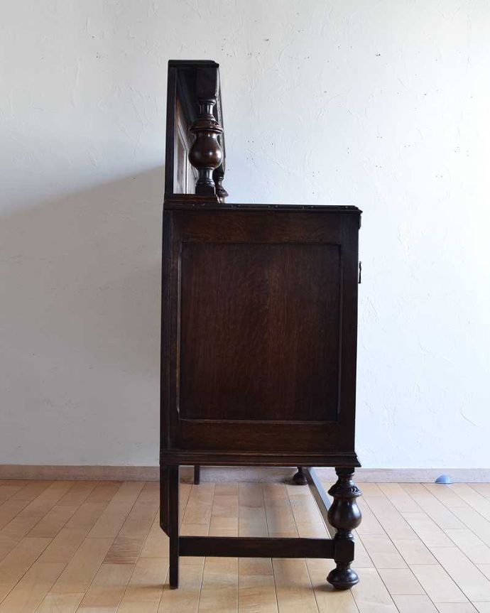 サイドボード　アンティーク家具　英国のカッコイイアンティーク家具、美しいオーク材の木製サイドボード。もちろん横から見てもステキ横顔にだって妥協しません。(k-1975-f)