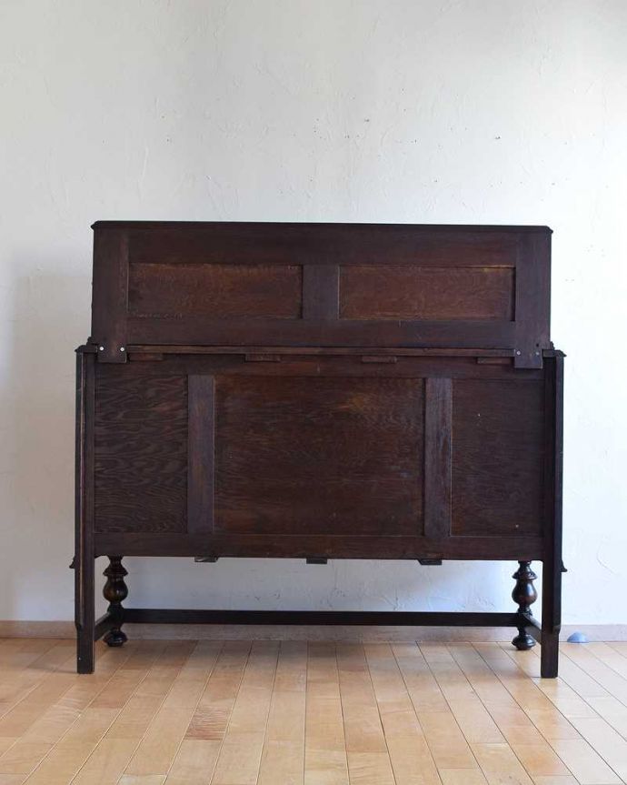 サイドボード　アンティーク家具　英国のカッコイイアンティーク家具、美しいオーク材の木製サイドボード。さらに後ろ姿もチェックアンティークは新品ではないので、もちろん経年変化によるキズはありますが、専門の職人がキレイに修復しました。(k-1975-f)