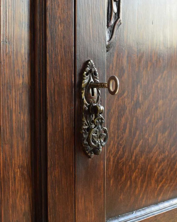 サイドボード　アンティーク家具　英国のカッコイイアンティーク家具、美しいオーク材の木製サイドボード。開ける度にワクワク･･･取っ手もアンティークらしいデザイン。(k-1975-f)