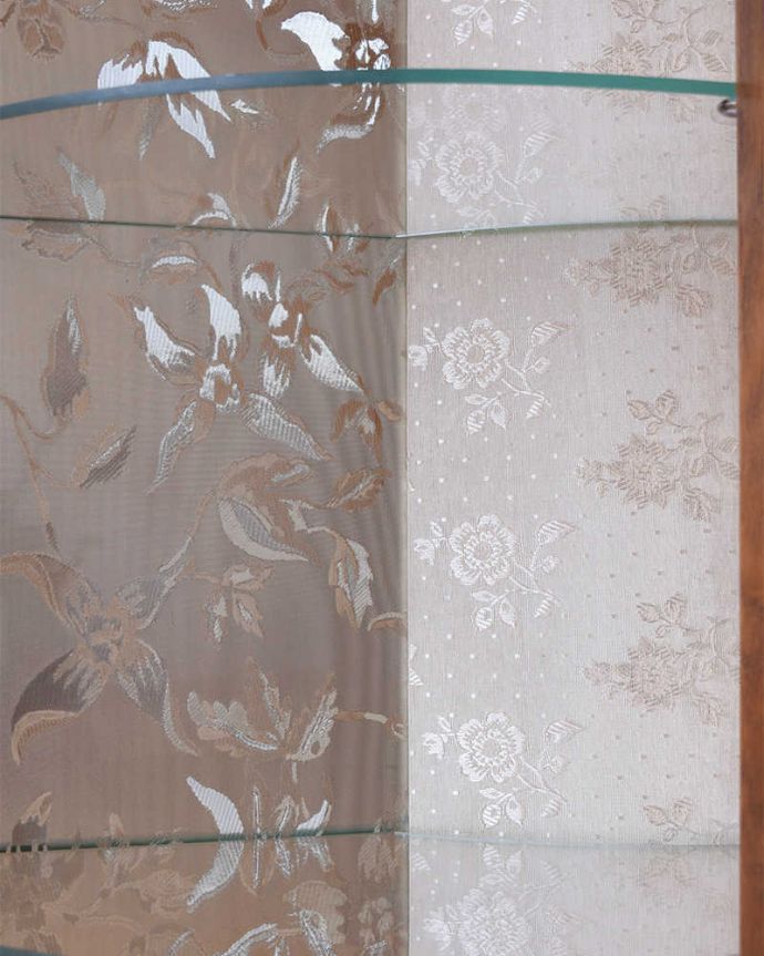 アンティークのキャビネット　アンティーク家具　美しいアンティーク家具、英国輸入のウォールナット材のガラスキャビネット。キレイですキャビネットに似合う生地もキレイな状態です。(k-1976-f)