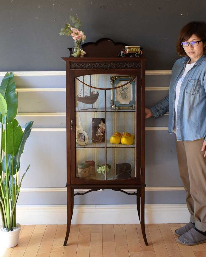 アンティークのキャビネット　アンティーク家具　華奢な脚が美しい英国アンティーク家具、クラシックなガラスキャビネット。おススメ度No,1のアンティーク家具いろんな場所で使えてお部屋に魅せ場を作ってくれるガラスのキャビネットはアンティーク家具の中でもイチオシの家具です。(k-1977-f)