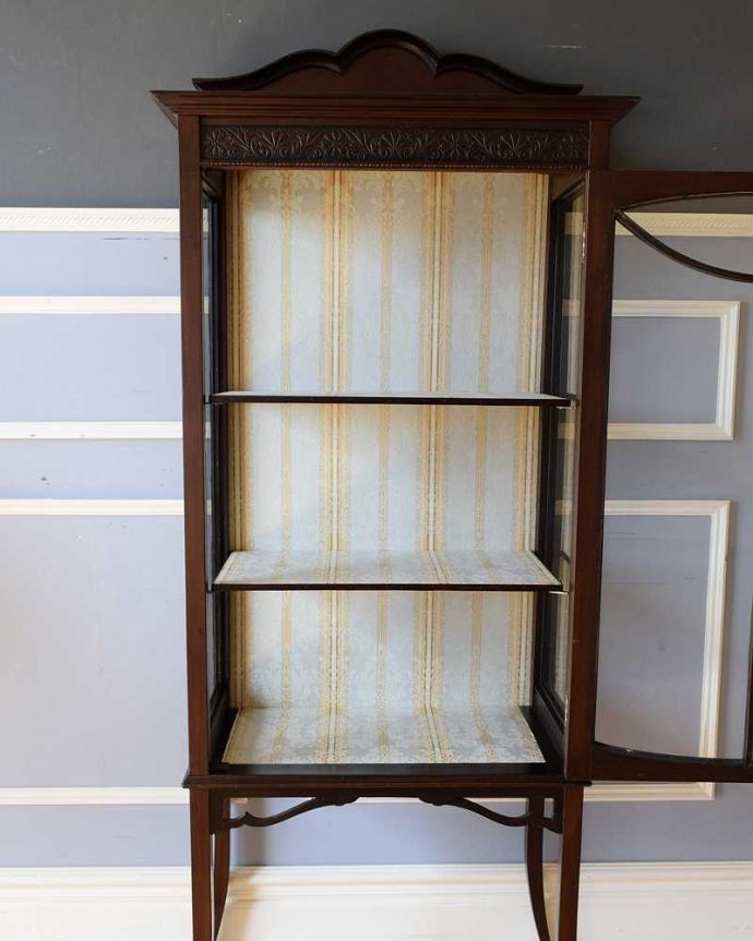 アンティークのキャビネット　アンティーク家具　華奢な脚が美しい英国アンティーク家具、クラシックなガラスキャビネット。扉を開けてみると･･･職人がキレイに修復して、背板も新しい生地に張替えました。(k-1977-f)