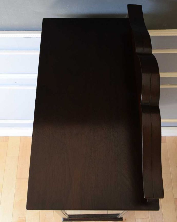 アンティークのキャビネット　アンティーク家具　華奢な脚が美しい英国アンティーク家具、クラシックなガラスキャビネット。塗装もキレイに仕上げました上から見るとこんな形のキャビネットです。(k-1977-f)