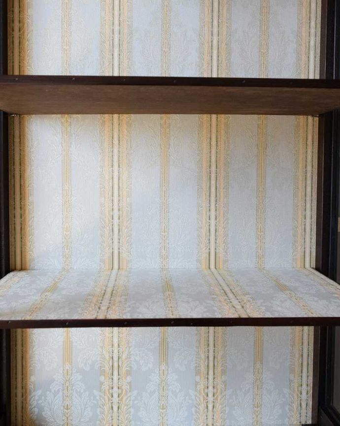 アンティークのキャビネット　アンティーク家具　華奢な脚が美しい英国アンティーク家具、クラシックなガラスキャビネット。新しい生地で張り替えましたキャビネットの表情に合わせて新しい背板の生地を選びました。(k-1977-f)