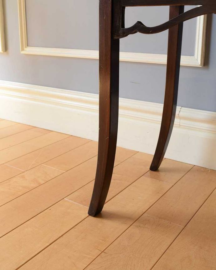 アンティークのキャビネット　アンティーク家具　華奢な脚が美しい英国アンティーク家具、クラシックなガラスキャビネット。女性１人でラクラク運べちゃうんですHandleのアンティークは、脚の裏にフェルトキーパーをお付けしています。(k-1977-f)