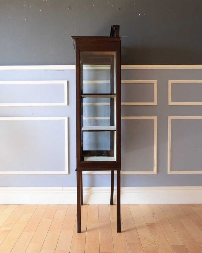 アンティークのキャビネット　アンティーク家具　華奢な脚が美しい英国アンティーク家具、クラシックなガラスキャビネット。横から見ても素敵なんです三方向がガラスのキャビネット。(k-1977-f)