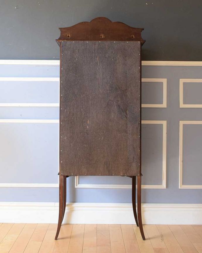 アンティークのキャビネット　アンティーク家具　華奢な脚が美しい英国アンティーク家具、クラシックなガラスキャビネット。後ろ姿も美しいですアンティークは新品ではないので、経年変化によるキズはありますが、専門の職人がしっかり修復したので後姿もキレイです。(k-1977-f)