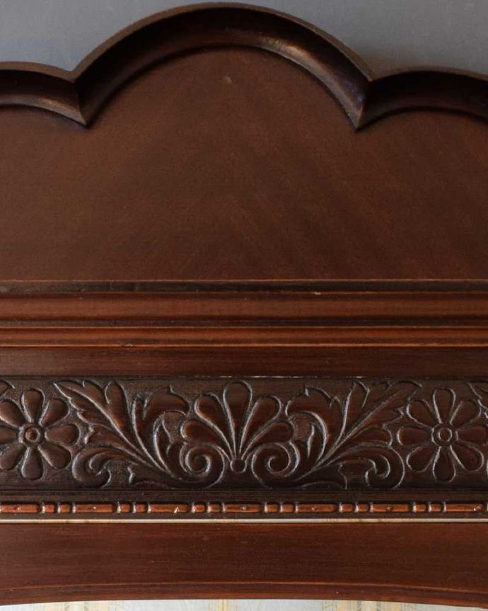 アンティークのキャビネット　アンティーク家具　華奢な脚が美しい英国アンティーク家具、クラシックなガラスキャビネット。美しい装飾にうっとり…ガラス面の装飾が上品なアクセントに。(k-1977-f)