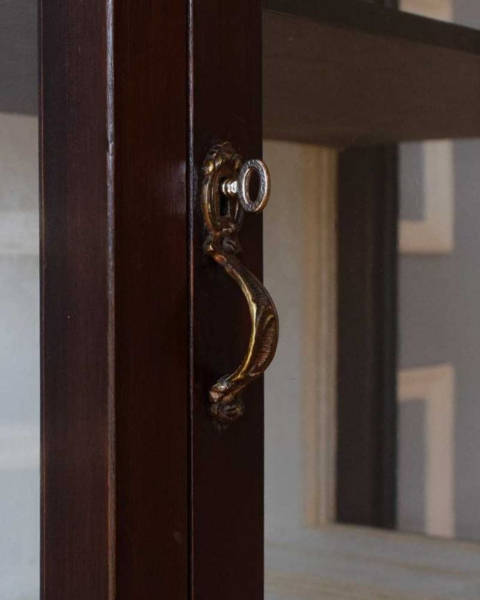 アンティークのキャビネット　アンティーク家具　華奢な脚が美しい英国アンティーク家具、クラシックなガラスキャビネット。開ける度にワクワク取っ手もアンティークらしいデザイン。(k-1977-f)