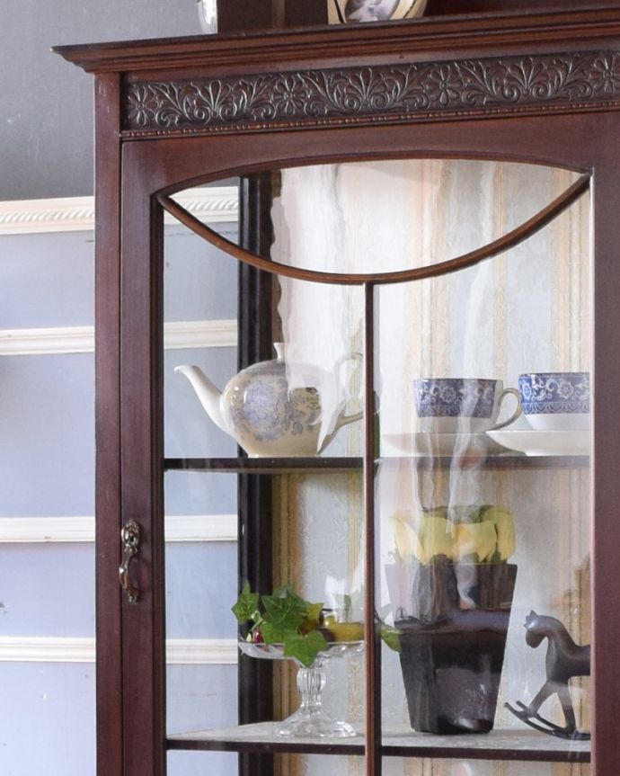 アンティークのキャビネット　アンティーク家具　華奢な脚が美しい英国アンティーク家具、クラシックなガラスキャビネット。木で描かれたガラス扉の模様の美しさにうっとり･･･まだ機械のない時代に、どうやって作られたんだろう…と不思議になるくらい美しいガラス面に描かれた美しい木の模様が特長。(k-1977-f)