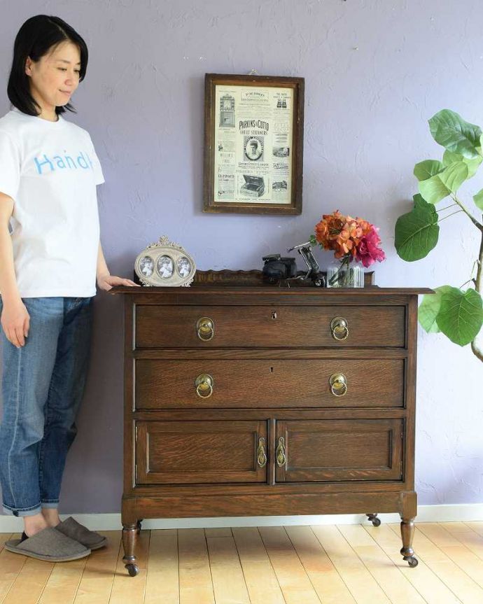 アンティークのチェスト　アンティーク家具　英国輸入のアンティーク家具、キャスター付きのカップボードチェスト。引き出しと扉、両方の収納が付いた便利な家具もともとベッドサイドに置いてカップ＆ソーサーを収納するために作られたカップボードチェスト。(k-1978-f)