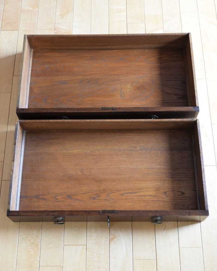 アンティークのチェスト　アンティーク家具　英国輸入のアンティーク家具、キャスター付きのカップボードチェスト。キレイに修復しました。(k-1978-f)