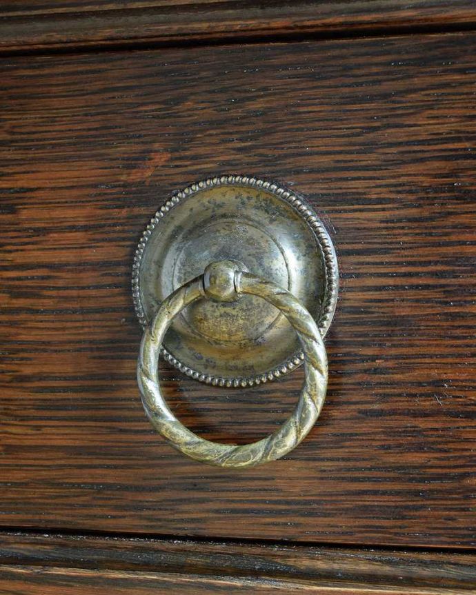 アンティークのチェスト　アンティーク家具　英国輸入のアンティーク家具、キャスター付きのカップボードチェスト。開ける度になんだかワクワク取っ手のデザインにもこだわりが。(k-1978-f)