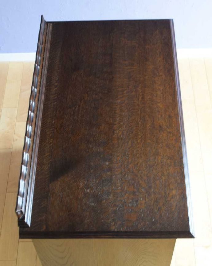 アンティークのチェスト　アンティーク家具　英国輸入のアンティーク家具、キャスター付きのカップボードチェスト。天板にモノを置いても使えます。(k-1978-f)