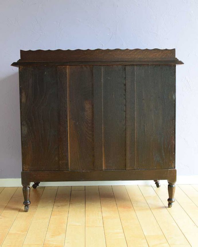 アンティークのチェスト　アンティーク家具　英国輸入のアンティーク家具、キャスター付きのカップボードチェスト。後ろ姿にも自信がありますアンティークは新品ではないので経年変化によるキズはありますが、専門の職人が修復したので後ろ姿までキレイです。(k-1978-f)