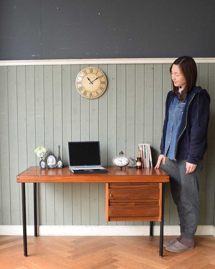 アンティークのデスク・書斎机　アンティーク家具　北欧スタイルののインテリア、スタイリッシュなヴィンテージデスク（机）。スタイリッシュでカッコいい時間が過ごせるデスク北欧スタイルのデザインがスタイリッシュな雰囲気のヴィンテージのデスク。(k-1979-f)