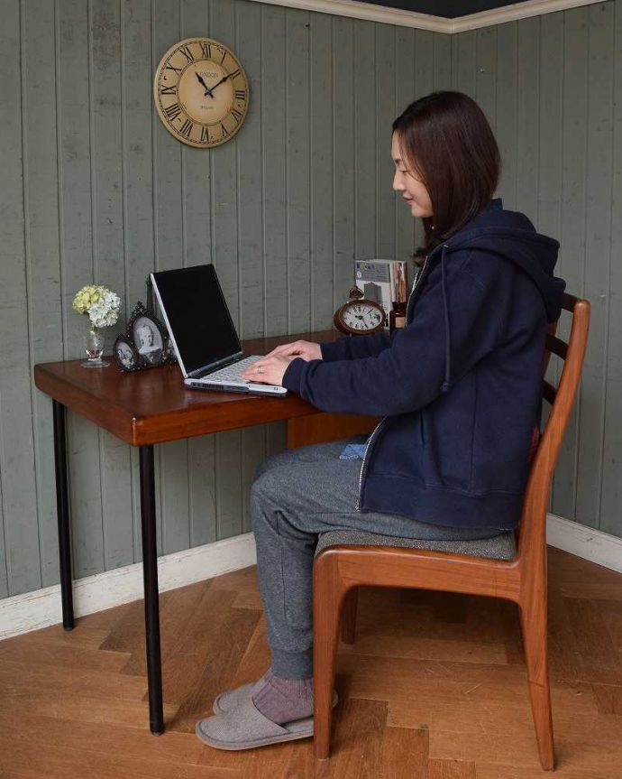 アンティークのデスク・書斎机　アンティーク家具　北欧スタイルののインテリア、スタイリッシュなヴィンテージデスク（机）。仕事の時間も、自分だけの時間も･･･ここに座るだけで、なんだか仕事が出来る自分になった気分。(k-1979-f)