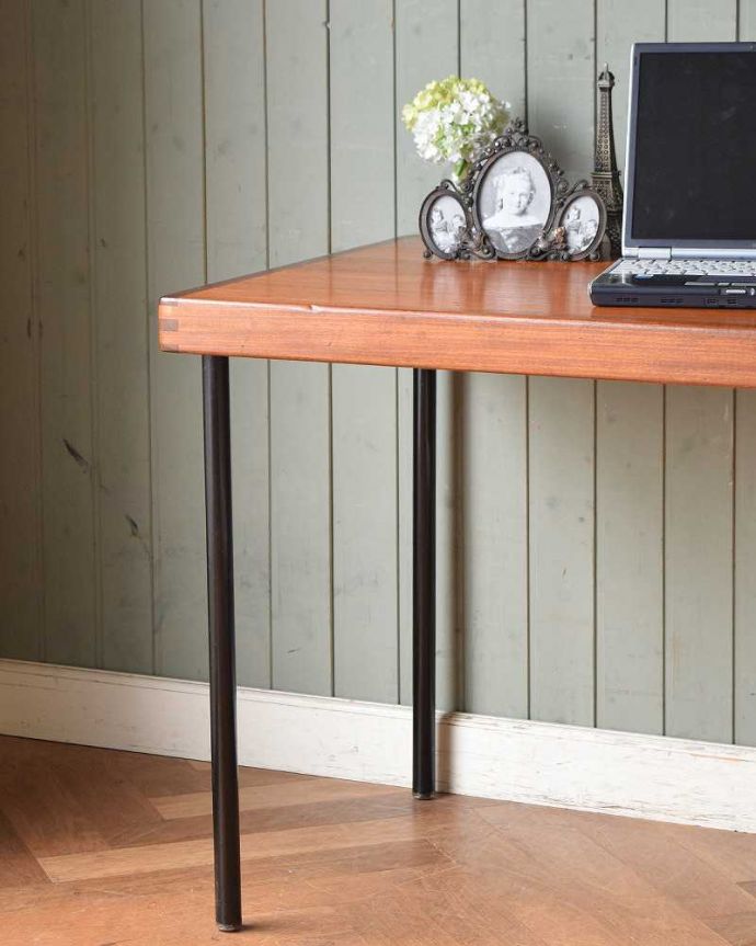 アンティークのデスク・書斎机　アンティーク家具　北欧スタイルののインテリア、スタイリッシュなヴィンテージデスク（机）。どこに置いてもカッコよく似合います。(k-1979-f)