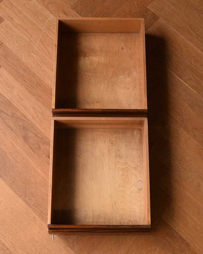 アンティークのデスク・書斎机　アンティーク家具　北欧スタイルののインテリア、スタイリッシュなヴィンテージデスク（机）。引き出しの中も！もちろん引き出しの中もキレイにお直ししてあります。(k-1979-f)