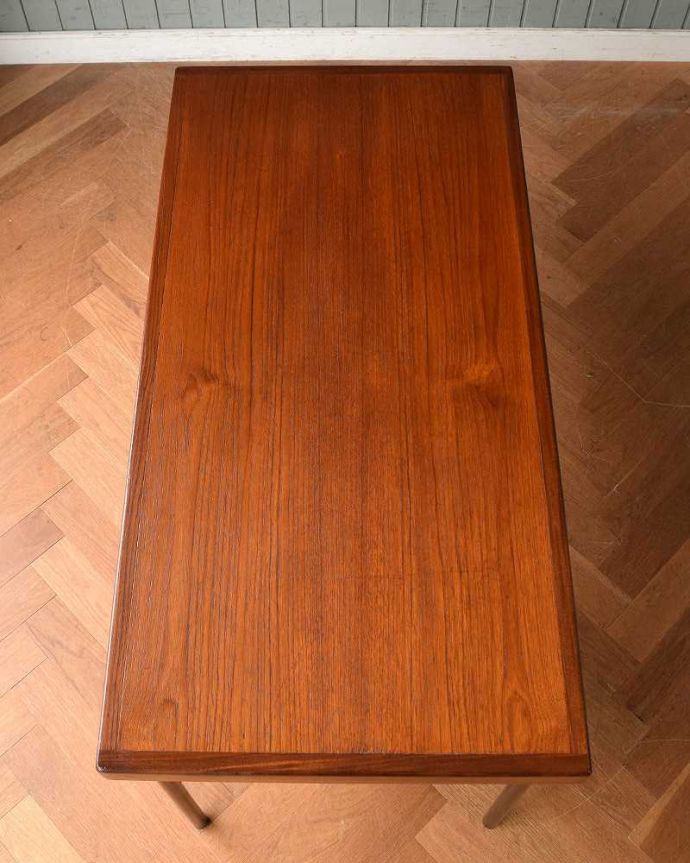 アンティークのデスク・書斎机　アンティーク家具　北欧スタイルののインテリア、スタイリッシュなヴィンテージデスク（机）。天板を近くで見てみると･･･デスクは天板を使う家具なので、塗装もキレイに修復しました。(k-1979-f)