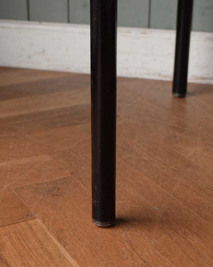 アンティークのデスク・書斎机　アンティーク家具　北欧スタイルののインテリア、スタイリッシュなヴィンテージデスク（机）。女性1人でラクラク運べちゃう仕掛けHandleのアンティークは、脚の裏にフェルトキーパーをお付けしています。(k-1979-f)