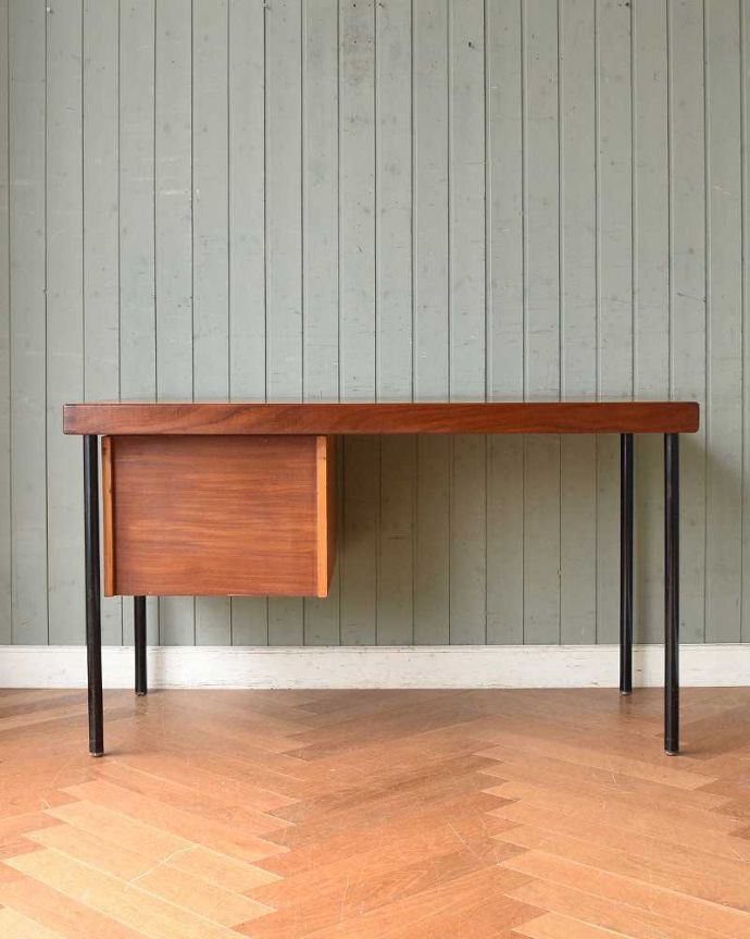 アンティークのデスク・書斎机　アンティーク家具　北欧スタイルののインテリア、スタイリッシュなヴィンテージデスク（机）。後ろ姿もキレイなんです。(k-1979-f)