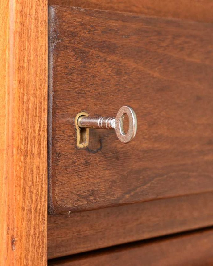 アンティークのデスク・書斎机　アンティーク家具　北欧スタイルののインテリア、スタイリッシュなヴィンテージデスク（机）。大切なものもしっかり収納鍵も付いています。(k-1979-f)