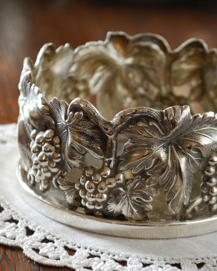 アンティーク シルバー製 アンティーク雑貨 英国輸入の銀食器、葡萄の装飾が美しいアンティークシルバーのワインボトルコースター。アンティークなので多少のキズ・汚れがある場合があります。(k-1979-z)